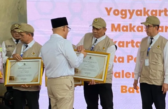 Ketua Panitia Penyelenggara Ibadah Haji (PPIH) Embarkasi Padang M. Rifki, menerima penghargaan atas kesuksesan dalam penyelenggaraan haji di embarkasi dan debarkasi.( poto :padangkita.com )