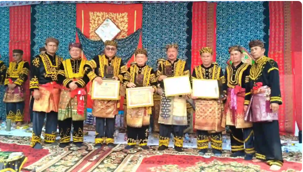 Gubernur Al Haris Dianugerahi Gelar Adat Kehormatan Depati Amanah Negroi Tanoh Sunge Pnoh. ( poto : istimewa)