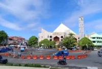 Kendaraan melintas di sekitar bundaran Air Mancur Pasar Raya Padang yang saat ini dibatasi barrier oranye.(poto: padangkita.com).