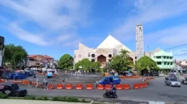 Kendaraan melintas di sekitar bundaran Air Mancur Pasar Raya Padang yang saat ini dibatasi barrier oranye.(poto: padangkita.com).