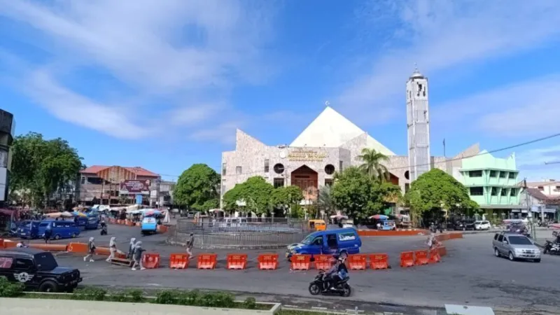 Kendaraan melintas di sekitar bundaran Air Mancur Pasar Raya Padang yang saat ini dibatasi barrier oranye.(poto: padangkita.com).