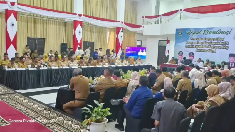 Rapat Koordinasi bersama Menteri Lingkungan Hidup yang berlangsung di Padang Pariaman pada Selasa (14/7).(poto: kabarsumbar.com).