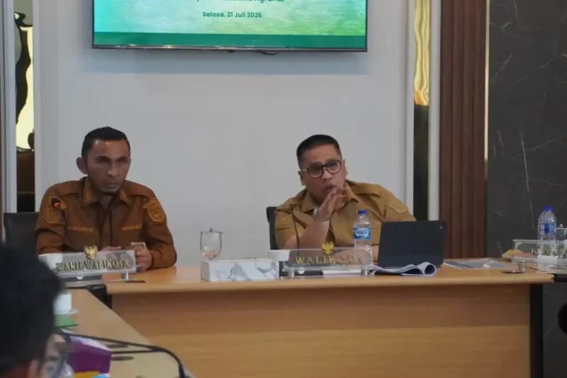 Wali Kota Padang Panjang Hendri Arnis saat membuka Rapat Koordinasi Gugus Tugas Reforma Agraria di Balai Kota pada Selasa (21/7/2026).(poto: kabarsumbar.com).