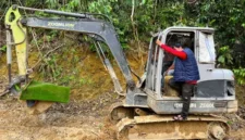 Alat berat yang diamankan Timsus Ditreskrimsus Polda Sumbar bersama dua operator yang melakukan penambangan emas secara ilegal di Sangir Batang Hari, Solok Selatan.(poto: padangkita.com).