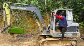 Alat berat yang diamankan Timsus Ditreskrimsus Polda Sumbar bersama dua operator yang melakukan penambangan emas secara ilegal di Sangir Batang Hari, Solok Selatan.(poto: padangkita.com).