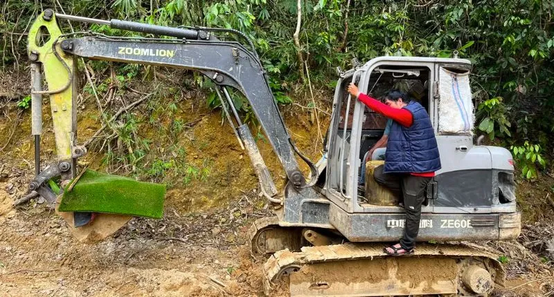 Alat berat yang diamankan Timsus Ditreskrimsus Polda Sumbar bersama dua operator yang melakukan penambangan emas secara ilegal di Sangir Batang Hari, Solok Selatan.(poto: padangkita.com).
