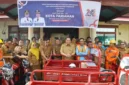 Wali Kota Pariaman Yota Balad menyerahkan 7 armada baru pengangkut sampah kepada petugas kebersihan.(poto: padangkita.com).