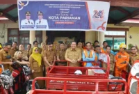 Wali Kota Pariaman Yota Balad menyerahkan 7 armada baru pengangkut sampah kepada petugas kebersihan.(poto: padangkita.com).