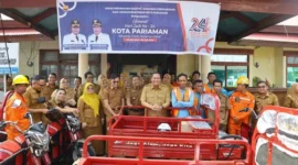 Wali Kota Pariaman Yota Balad menyerahkan 7 armada baru pengangkut sampah kepada petugas kebersihan.(poto: padangkita.com).