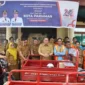 Wali Kota Pariaman Yota Balad menyerahkan 7 armada baru pengangkut sampah kepada petugas kebersihan.(poto: padangkita.com).