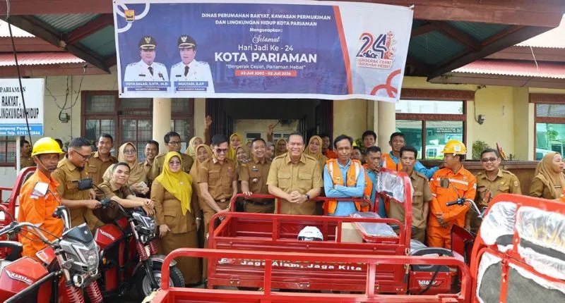 Wali Kota Pariaman Yota Balad menyerahkan 7 armada baru pengangkut sampah kepada petugas kebersihan.(poto: padangkita.com).
