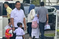  Berdasarkan pantauan di SD Islam Al Azhar 32 Padang, sebagian besar siswa datang ke sekolah dengan didampingi ayah mereka.(poto: padangkita.com).
