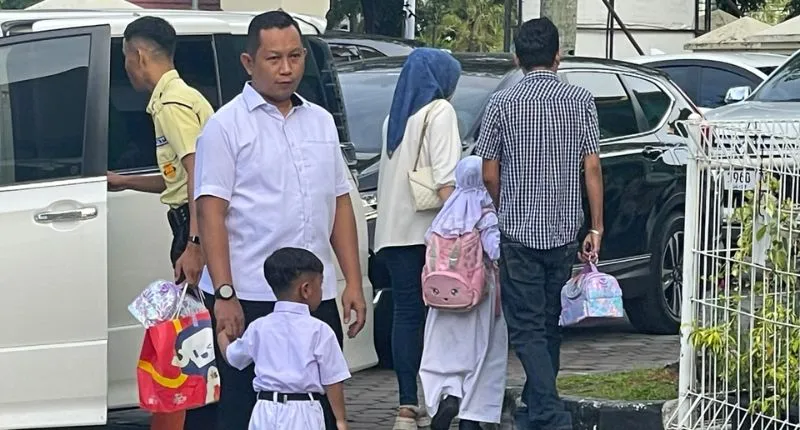  Berdasarkan pantauan di SD Islam Al Azhar 32 Padang, sebagian besar siswa datang ke sekolah dengan didampingi ayah mereka.(poto: padangkita.com).