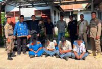 Tujuh orang pelajar terduduk saat diamankan oleh Tim Trantib Kecamatan Lubuk Kilangan bersama Dubalang Kota dan personel BKO Satpol PP di Padang, Jumat (17/7/2026).(poto: koranpadang.com).