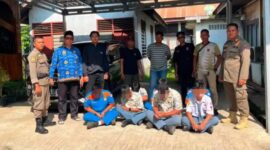 Tujuh orang pelajar terduduk saat diamankan oleh Tim Trantib Kecamatan Lubuk Kilangan bersama Dubalang Kota dan personel BKO Satpol PP di Padang, Jumat (17/7/2026).(poto: koranpadang.com).