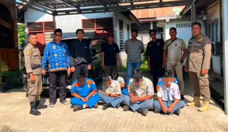 Tujuh orang pelajar terduduk saat diamankan oleh Tim Trantib Kecamatan Lubuk Kilangan bersama Dubalang Kota dan personel BKO Satpol PP di Padang, Jumat (17/7/2026).(poto: koranpadang.com).