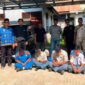 Tujuh orang pelajar terduduk saat diamankan oleh Tim Trantib Kecamatan Lubuk Kilangan bersama Dubalang Kota dan personel BKO Satpol PP di Padang, Jumat (17/7/2026).(poto: koranpadang.com).