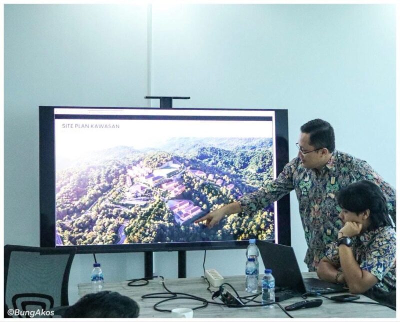 Pemaparan rancangan Site Plan Kawasan Sekolah Rakyat (SR) Nagari Tanjung Alam saat kunjungan kerja Bupati Tanah Datar, Eka Putra ke Kementerian Pekerjaan Umum di Jakarta, Kamis (9/7).(poto: koranpadang.com)