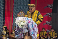 Wali Kota Sungai Penuh Alfin menerima gelar adat Depati Susun Negroi Tanoh Sunge Pnoh pada Kenduri Sko 6 luhah Sungai Penuh, Sabtu 4/7/2026.( poto : istimewa)