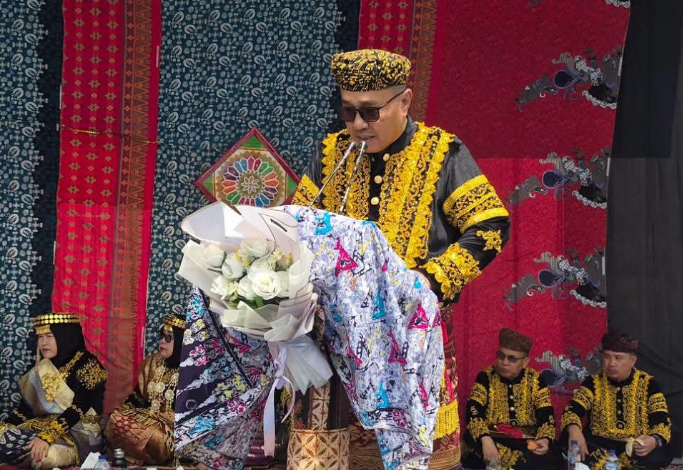 Wali Kota Sungai Penuh Alfin menerima gelar adat Depati Susun Negroi Tanoh Sunge Pnoh pada Kenduri Sko 6 luhah Sungai Penuh, Sabtu 4/7/2026.( poto : istimewa)