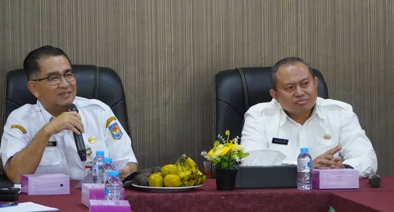 Direktur Jenderal Politik dan Pemerintahan Umum (Polpum) Kementerian Dalam Negeri (Kemendagri), Prof. Akmal Malik bersama Kepala Badan Kesbangpol Sumbar Mursalim.(poto: padangkita.com).