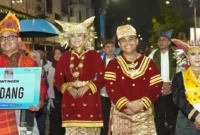 Thayyibal Syafiq dan Tiara Rahayu, sukses memaparkan gagasan inovatif bertajuk Padang Muda Bersakato YCC.(poto: kabarsumbar.com).