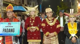 Thayyibal Syafiq dan Tiara Rahayu, sukses memaparkan gagasan inovatif bertajuk Padang Muda Bersakato YCC.(poto: kabarsumbar.com).