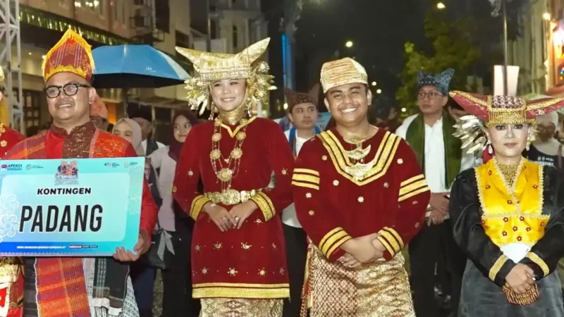 Thayyibal Syafiq dan Tiara Rahayu, sukses memaparkan gagasan inovatif bertajuk Padang Muda Bersakato YCC.(poto: kabarsumbar.com).