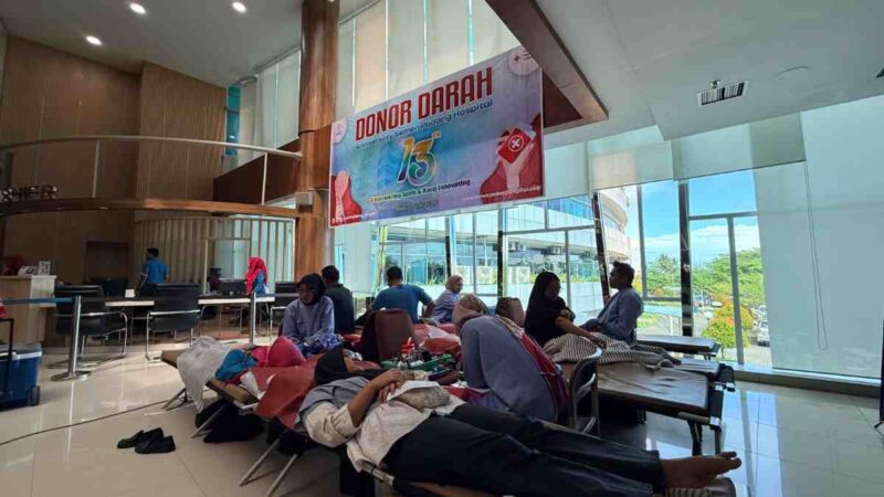 Semen Padang Hospital kumpulkan 97 kantong darah PMI pada aksi donor darah memperingati HUT ke-13 di Lobby SPH Padang.(poto: radarsumbar.com).