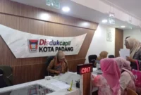 Suasana pelayanan di Disdukcapil Kota Padang.(poto: padangkita.com).