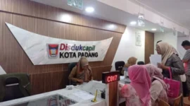 Suasana pelayanan di Disdukcapil Kota Padang.(poto: padangkita.com).