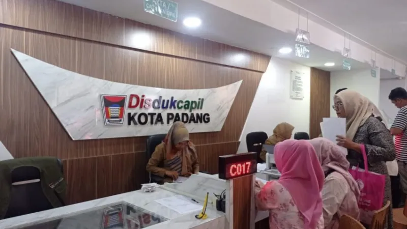 Suasana pelayanan di Disdukcapil Kota Padang.(poto: padangkita.com).