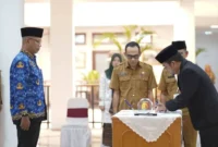 Wali Kota Solok Ramadhani Kirana Putra mengambil sumpah jabatan Ricky Carnova dalam pelantikan Pejabat Pimpinan Tinggi Pratama.( poto : langgam.id )