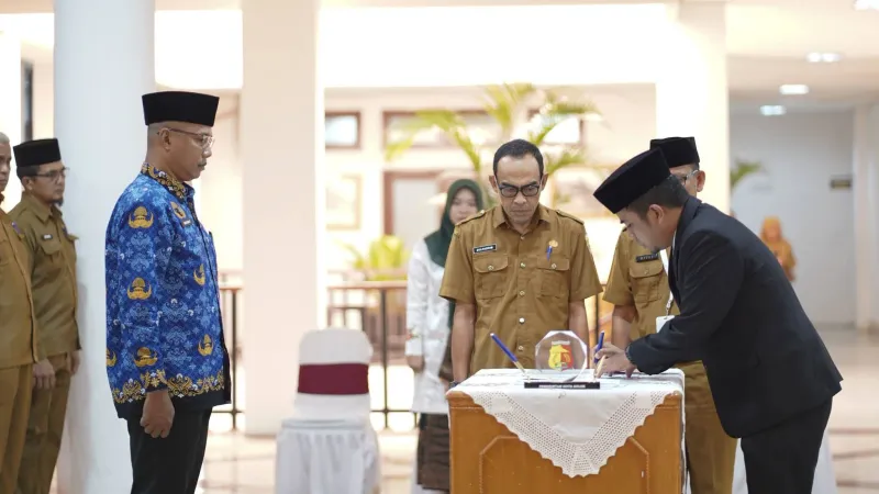 Wali Kota Solok Ramadhani Kirana Putra mengambil sumpah jabatan Ricky Carnova dalam pelantikan Pejabat Pimpinan Tinggi Pratama.( poto : langgam.id )