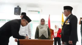Bupati Tanah Datar Eka Putra memimpin langsung pelantikan pejabat baru demi memperkuat roda pemerintahan daerah.(poto: kabarsumbar.com).