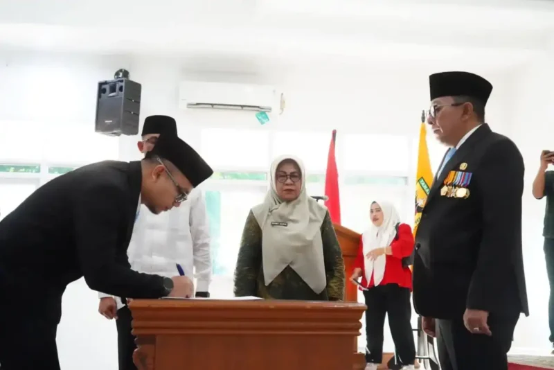 Bupati Tanah Datar Eka Putra memimpin langsung pelantikan pejabat baru demi memperkuat roda pemerintahan daerah.(poto: kabarsumbar.com).