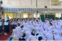 GAIA Dental Clinic menggelar GAIA Goes to School di SMAN 1 Padang. Tim dokter memberikan pemeriksaan gratis dan edukasi kamera intraoral.(poto: padangkita.com)