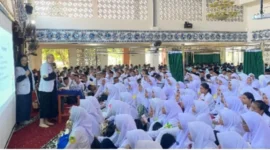 GAIA Dental Clinic menggelar GAIA Goes to School di SMAN 1 Padang. Tim dokter memberikan pemeriksaan gratis dan edukasi kamera intraoral.(poto: padangkita.com)