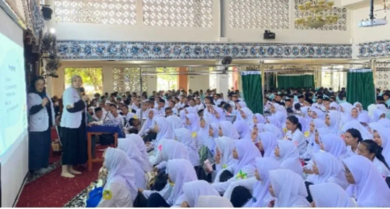 GAIA Dental Clinic menggelar GAIA Goes to School di SMAN 1 Padang. Tim dokter memberikan pemeriksaan gratis dan edukasi kamera intraoral.(poto: padangkita.com)
