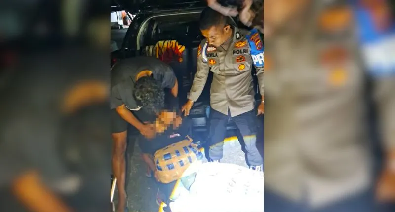 Polisi mengamankan sejumlah paket ganja yang ditemukan dalam bagasi minibus yang mengalami kecelakaan.(poto: padangkita.com).