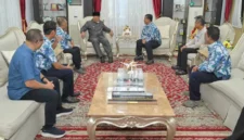 Mahyeldi Ansharullah menerima audiensi Kepala BMKG Stasiun Geofisika Padang Panjang, Suaidi Ahadi, di Istana Gubernur, Jumat (24/7/2026).(poto: radarsumbar.com).