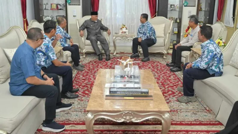 Mahyeldi Ansharullah menerima audiensi Kepala BMKG Stasiun Geofisika Padang Panjang, Suaidi Ahadi, di Istana Gubernur, Jumat (24/7/2026).(poto: radarsumbar.com).