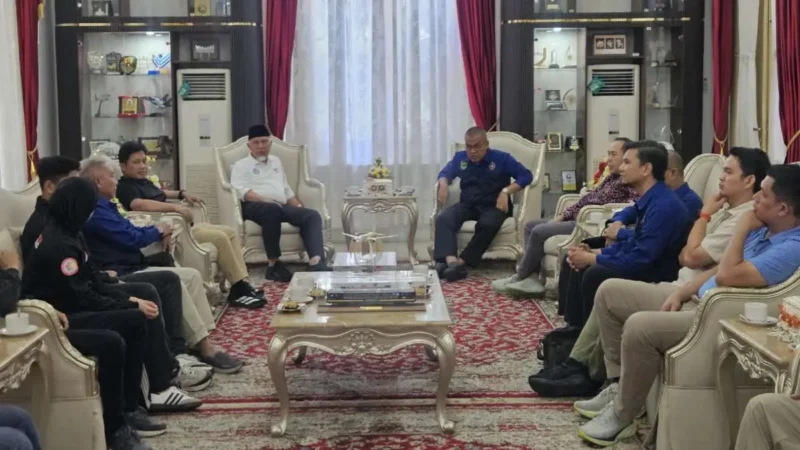 Gubernur Sumatera Barat Mahyeldi Ansharullah menyambut kepulangan karateka Sumbar SEAKF 2026 di Istana Gubernur Sumbar pada Minggu.(poto: radarsumbar.com)