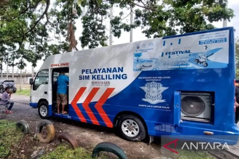 Polresta Padang kembali mengoperasikan bus SIM keliling untuk melayani warga yang hendak memperpanjang SIM A dan C.(poto: ANTARA).