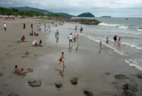 Para wisatawan memadati destinasi wisata Pantai Padang saat musim libur Lebaran.(poto: padangkita.com).