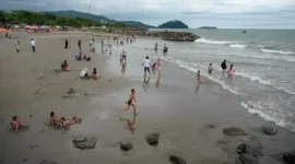 Para wisatawan memadati destinasi wisata Pantai Padang saat musim libur Lebaran.(poto: padangkita.com).