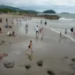 Para wisatawan memadati destinasi wisata Pantai Padang saat musim libur Lebaran.(poto: padangkita.com).