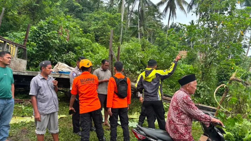 Basarnas evakuasi kernet  truk yang terlindas dan berada di kolong kendaraan. ( poto : langgam.id )