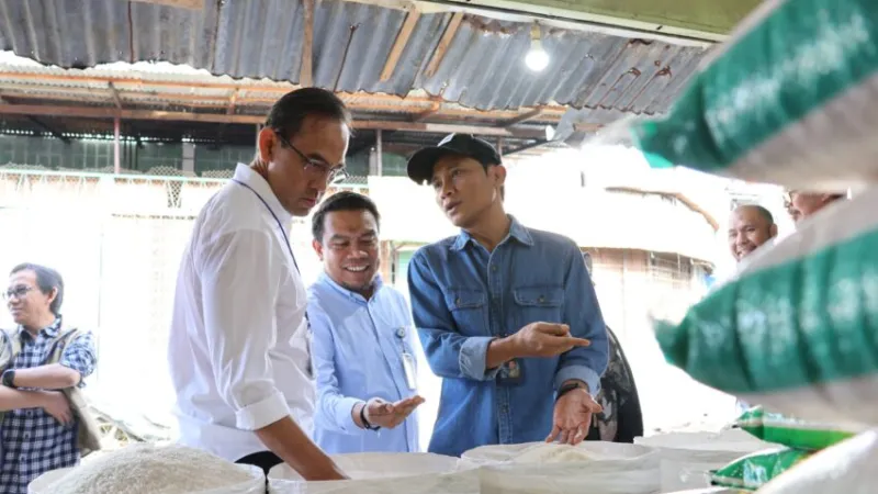 Direktur Pemasaran Perum BULOG, Rahmanto Amin Jatmiko, meninjau langsung ketersediaan stok dan perkembangan harga beras hingga MinyaKita di Pasar Raya Kota Padang.( poto: padangkita.com).