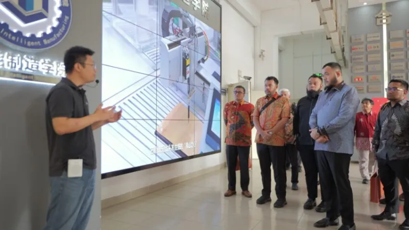 Wali Kota Padang Fadly Amran memimpin kunjungan ke Foshan Polytechnic.( poto : padangkita.com).
